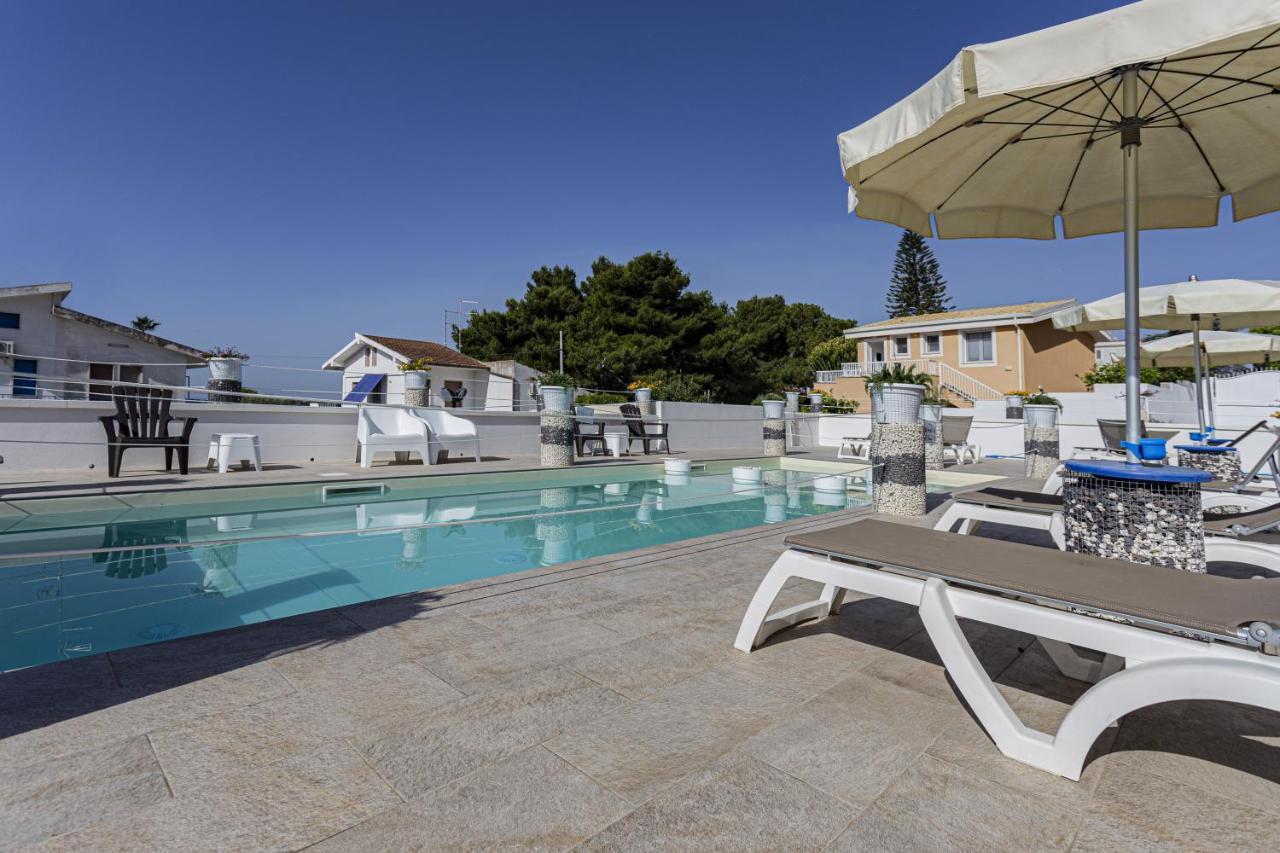 Small Luxury Apartments Pool And Sea View - Stella Del Mare Fontane Bianche Bagian luar foto